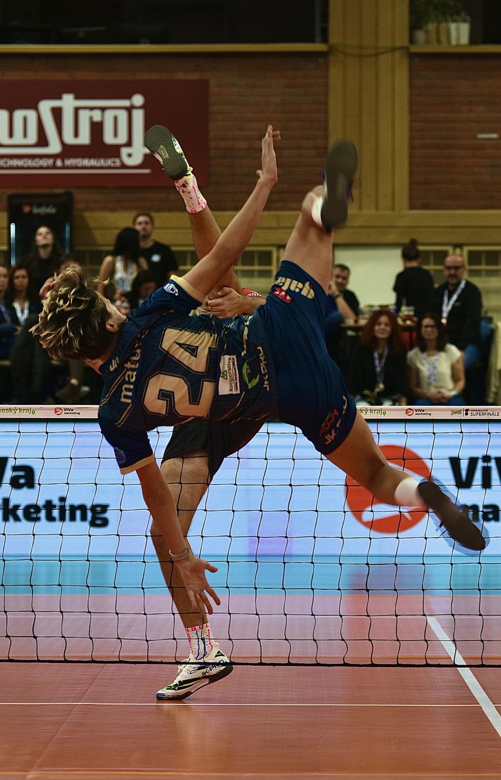 Daniel Matura ve výskoku u sítě ve finále extraligy