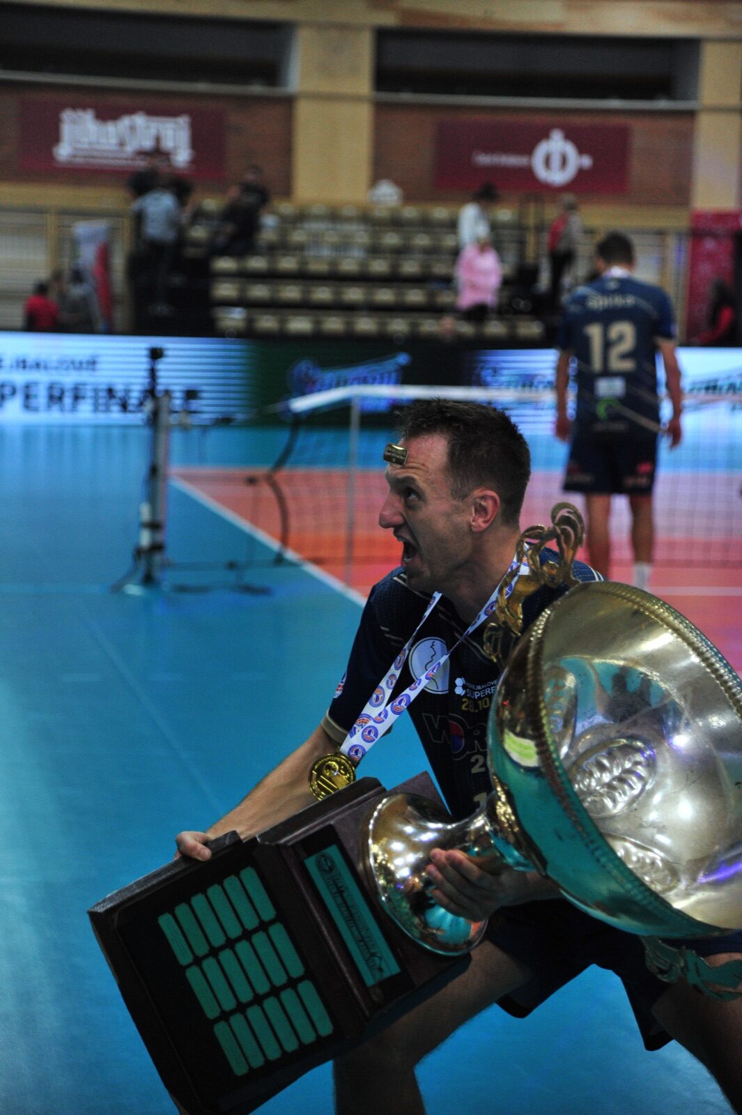 Radost s pohárem pro mistry extraligy nohejbalu 2026