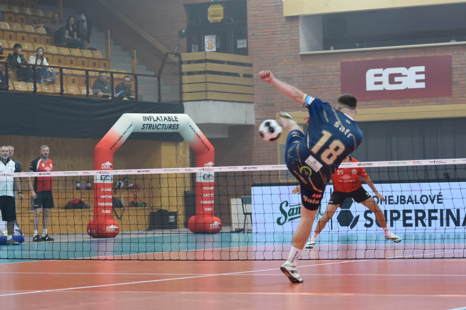 Radek Šafr útočí ve finále extraligy nohejbalu v Českých Budějovicích